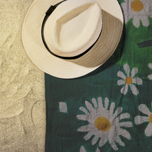 Load image into Gallery viewer, Daisies Beach Towel